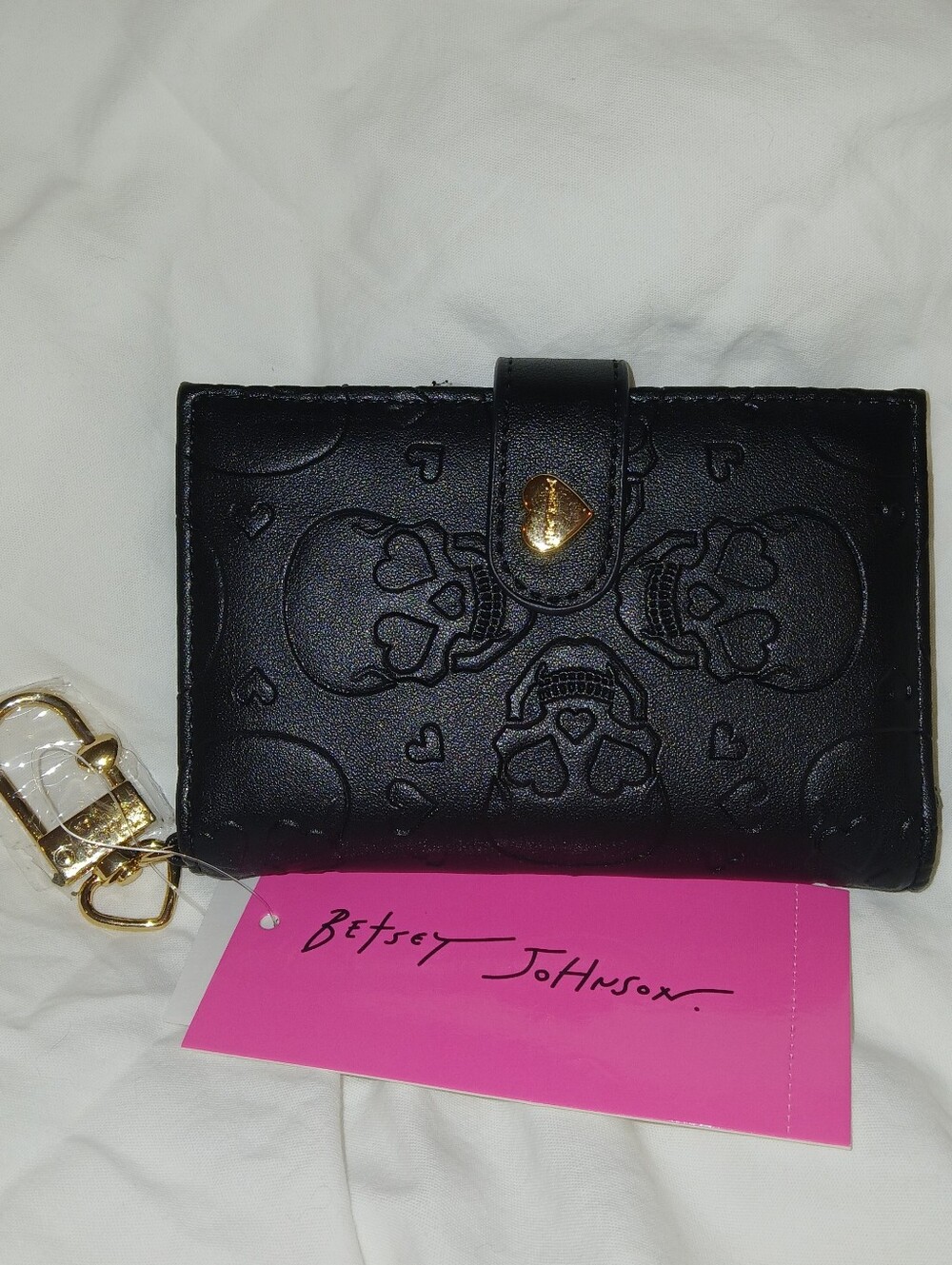 Betsey Johnson Skull & Heart Compact Wallet W/ Keychain Clip, Black Fall 26